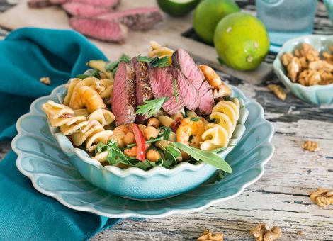 Pasta-Salat mit rosa  gebratenem Rinderhüftsteak