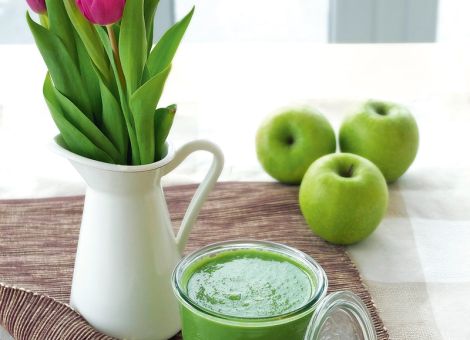 Grüner Apfel-Gurken-Smoothie mit Buttermilch