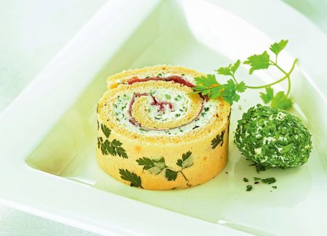 Frischkäserolle  mit Kräutereiern