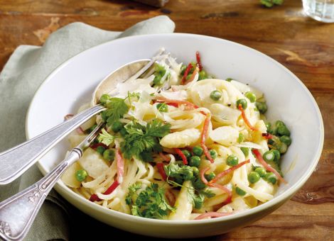 Spargel-Nudeln  mit Sahnesoße