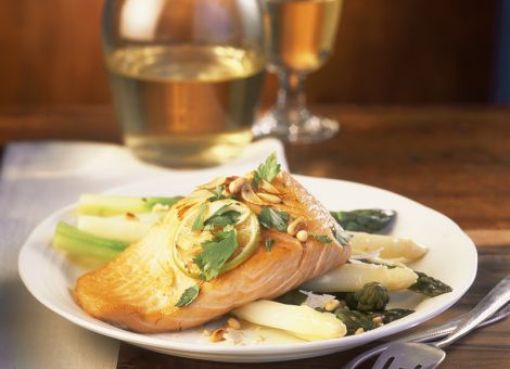 Gebratener Lachs  auf Spargel