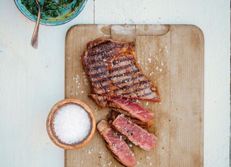 Steak vom Grill mit Chimichurri