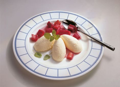 Frischkäse-Mousse  mit Rhabarberkompott