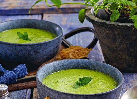 Erbsen-Rucola-Suppe  mit Parmesanchips