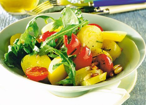 Kartoffelsalat  mit Tomaten und Rucola
