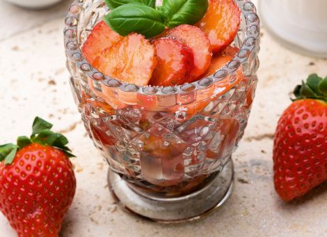 Balsamico-Erdbeeren mit Basilikum