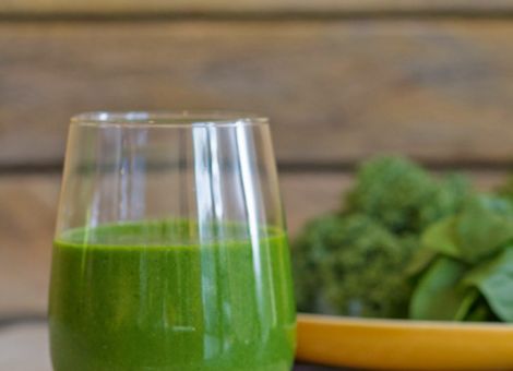 Smoothie mit Heidelbeeren, Spinat und Kohl