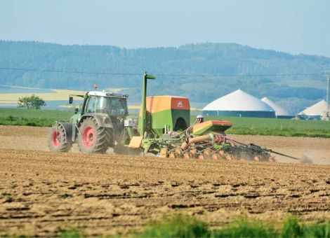 Lohnunternehmer leisten viel bei Bodenbearbeitung und Aussaat