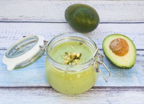 Geeiste Gurkensuppe  in Gläsern