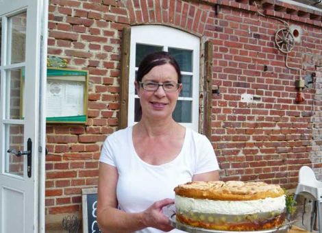 Stall zum rustikalen Bauernhofcafé umgebaut