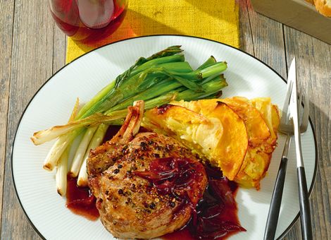 Kalbskotelett  in Johannisbeersauce 