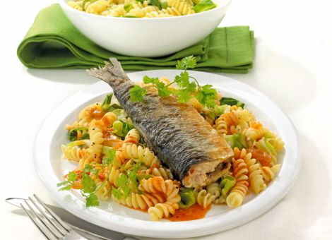 Hering an Spitzkohl-Nudeln