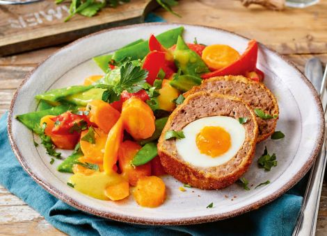 Gemüsecurry mit  frittierten Eiern in Hackfleisch