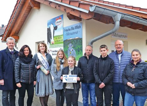 Poppenhausen – Hessische Milchkönigin eröffnet Bio-Milchautomat auf Betrieb Müller