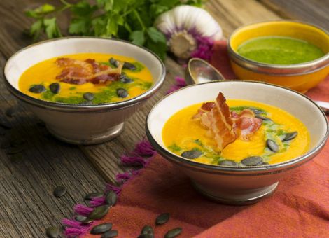 Kürbissuppe mit  Pesto und Bacon