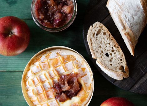 Gebackener Camembert  mit Apfel-Chutney