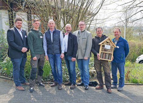 Hand in Hand Wildtiere vor dem Mähtod bewahren