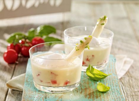 Spargelsuppe  mit Basilikumschaum