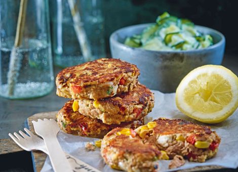 Fischfrikadelle  mit Meerrettich-Gurkensalat