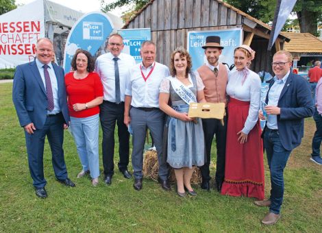Frauenpower beim Wettmelken auf dem Hessentag 
