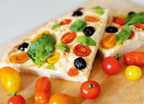 Focaccia mit Tomaten,  Oliven und Basilikum