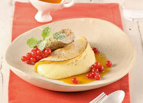 Gefüllte Crêpes  in Orangensirup