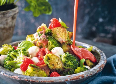 Lauwarmer Brokkoli-Brot-Salat