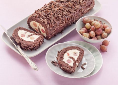 Schokoladen-Biskuitrolle  mit Stachelbeeren