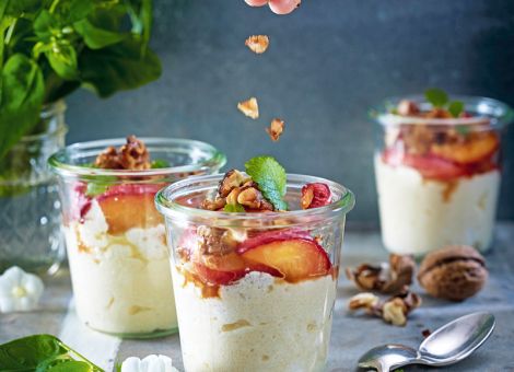 Grießpudding mit Pfirsichen und Walnuss-Krokant