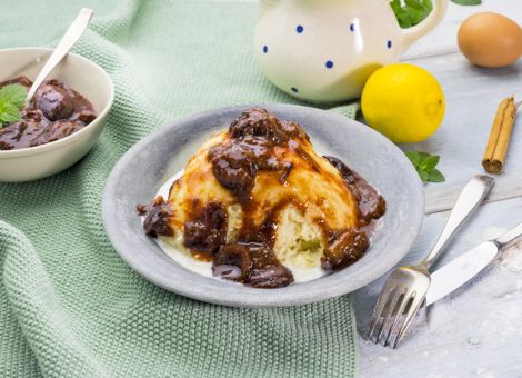 Dampfnudeln mit Pflaumen- und Vanillesauce