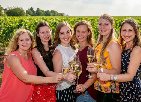 „Queenie-Tour“ der designierten Weinmajestäten