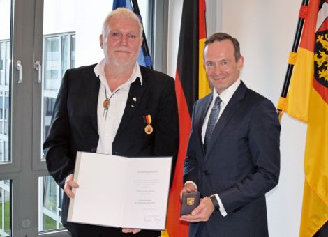 Verdienstmedaille an Günter Albrecht verliehen
