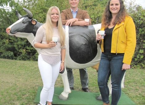 Zwei Kandidatinnen stellen sich der Wahl zur Milchkönigin