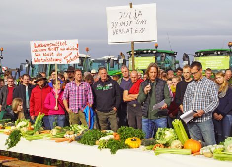 Protesttafel mitten auf dem Acker