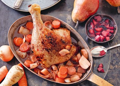 Entenkeule mit Wurzelgemüse und Rotweinbirnen