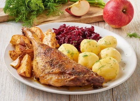 Gänsekeule  mit Kartoffeln und Rotkohl