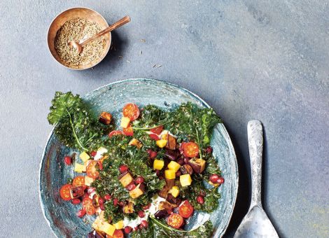 Salat mit Bhuna-Aubergine  und knusprigem Grünkohl