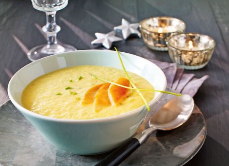 Pastinakensuppe  mit karamellisierter Birne