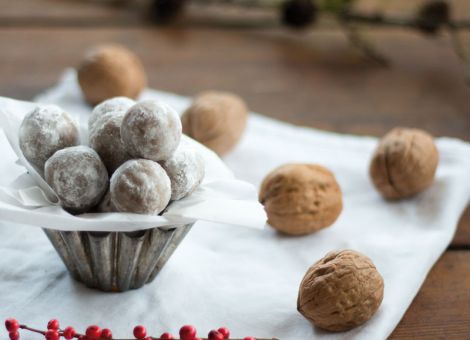 Schneebälle mit Walnüssen