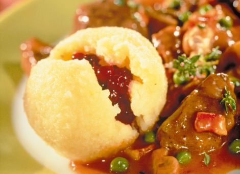 Wildragout  mit Preiselbeerknödeln