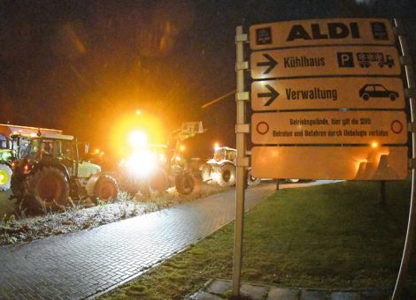 Spontane Schlepperdemo vor ALDI-Zentrallager in Butzbach