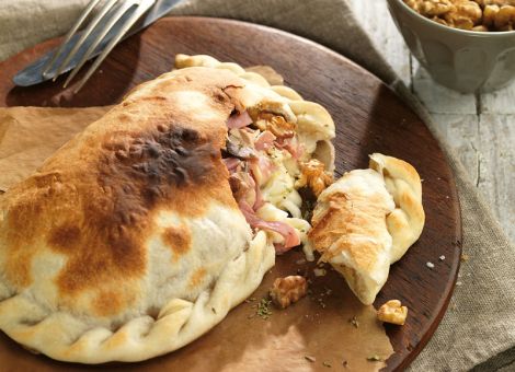 Calzone mit Schinken,  Pilzen und Walnüssen