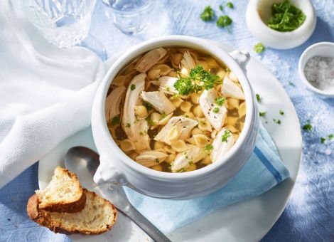 Hühnersuppe  mit Gemüse und Nudeln
