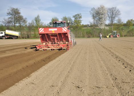 Bodenbearbeitung zur Kartoffelpflanzung 
