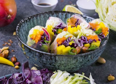 Gemüse-Lachsrollen  mit Erdnuss-Dip