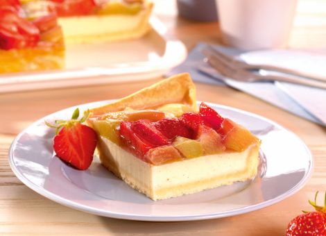 Schmandkuchen  mit Rhabarber und Erdbeeren