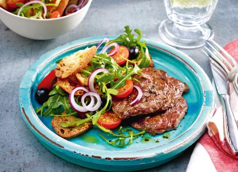 Minuten-Steaks mit Tomaten-Brot-Salat