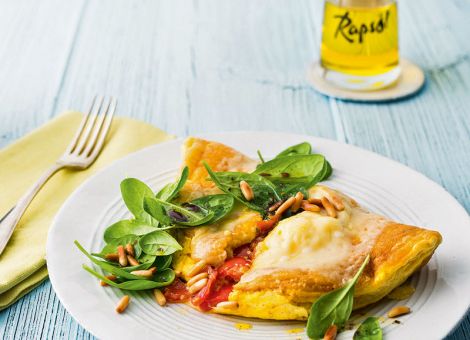 Tomaten-Käse-Omelett mit Spinatsalat