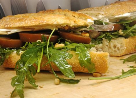 Sommer-Sandwich  mit Rucola und Tomaten