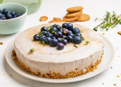 Heidelbeer-Cheesecake  mit Thymian-Honig